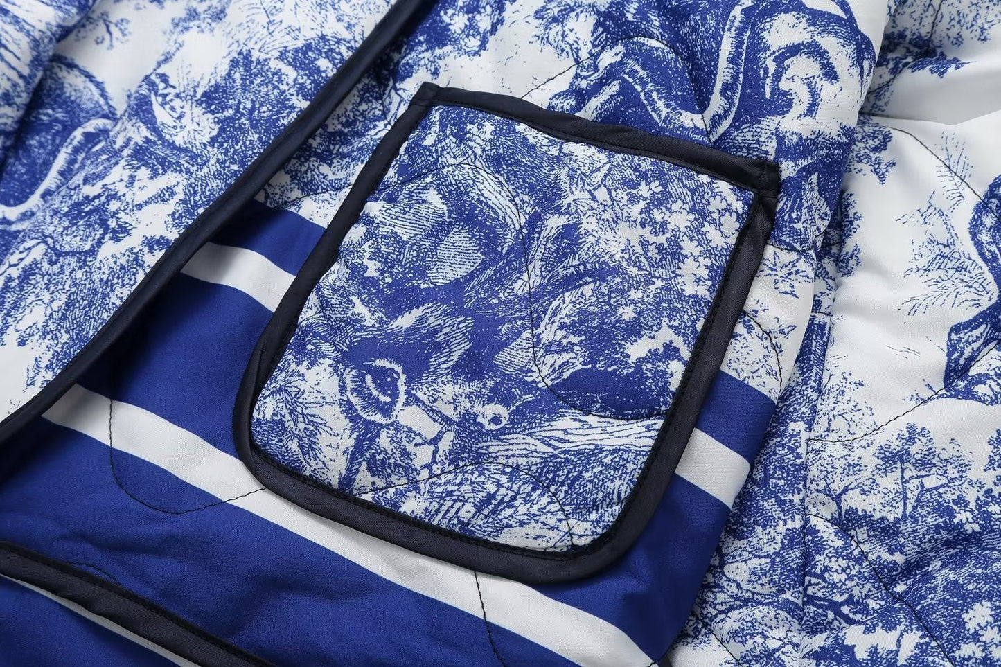 Quiltet oversized jakke med vintage-blækmaleriprint