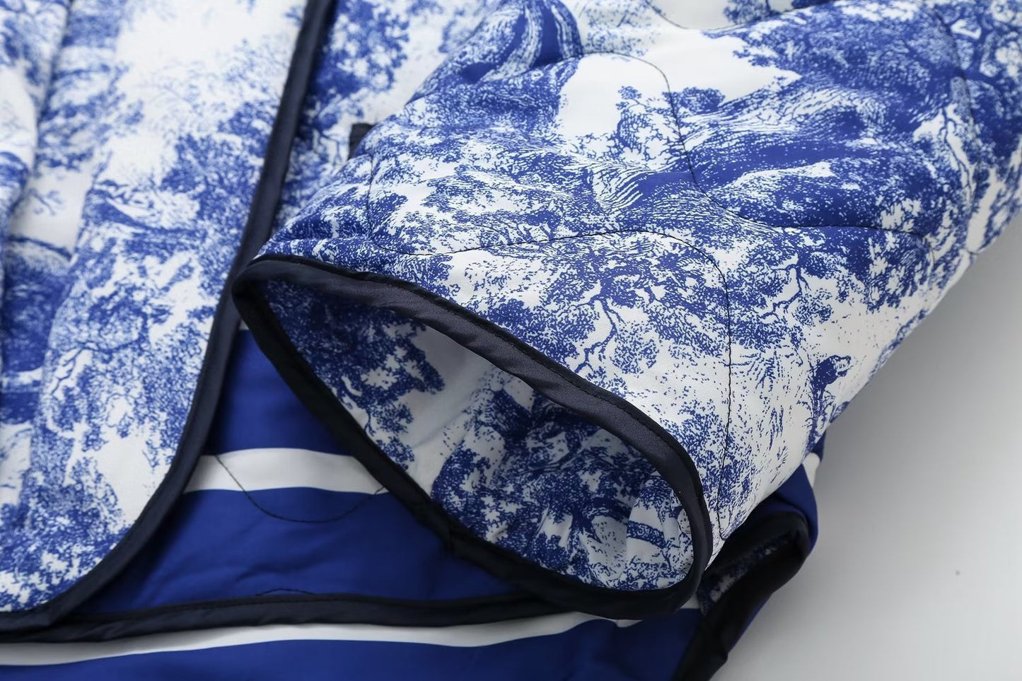 Quiltet oversized jakke med vintage-blækmaleriprint