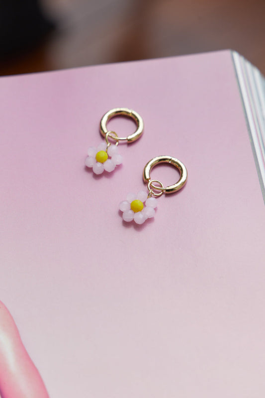14 karat forgyldte øreringe med søde blomstermotiver i lyserødt